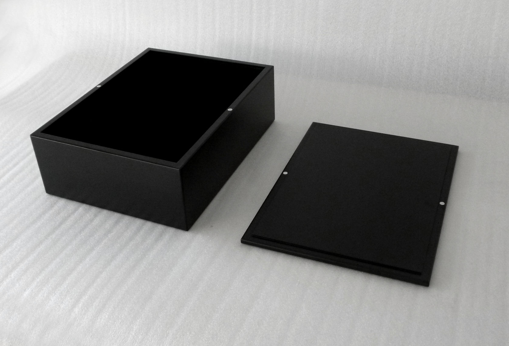 astuccio in legno con sistema di chiusura mediante magneti
